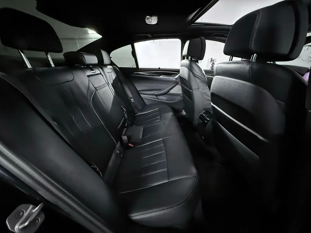 2023 BMW 5 Series M550i - Photo 26