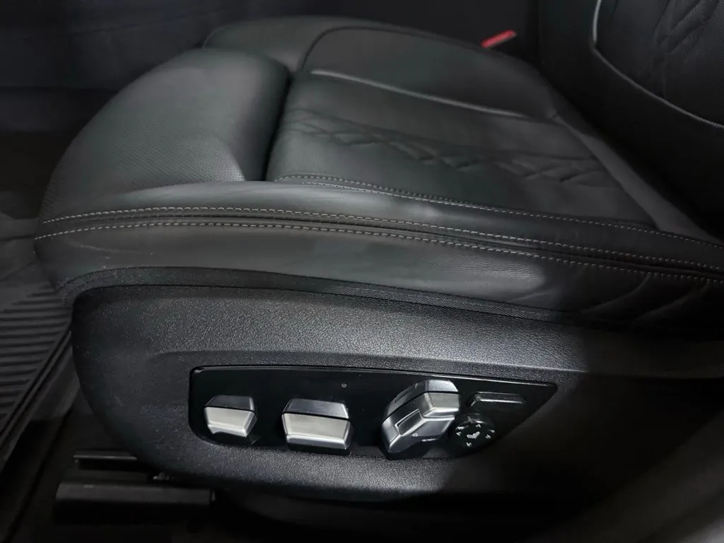 2023 BMW 5 Series M550i - Photo 20
