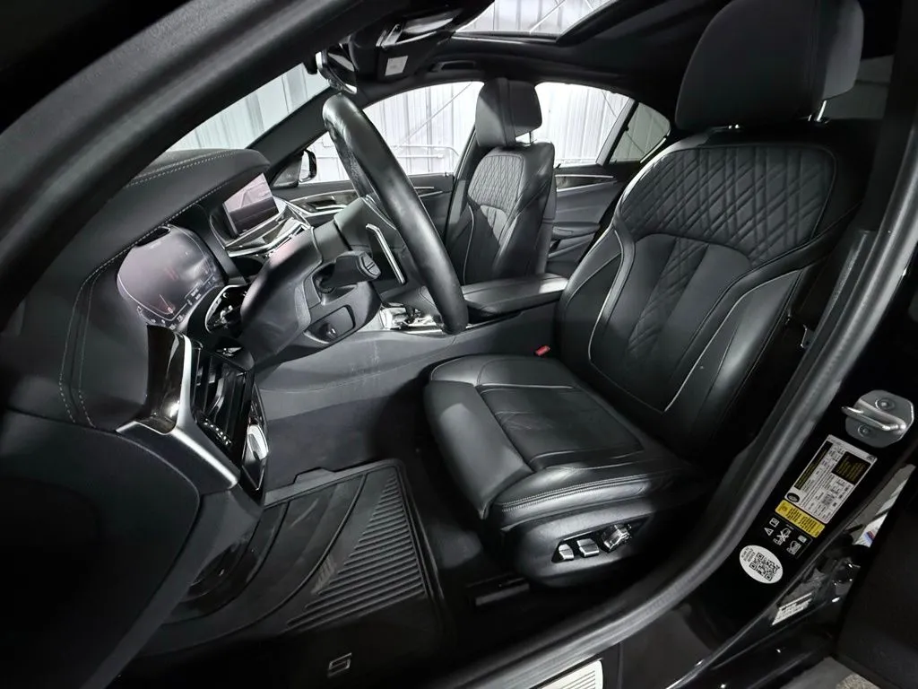 2023 BMW 5 Series M550i - Photo 18