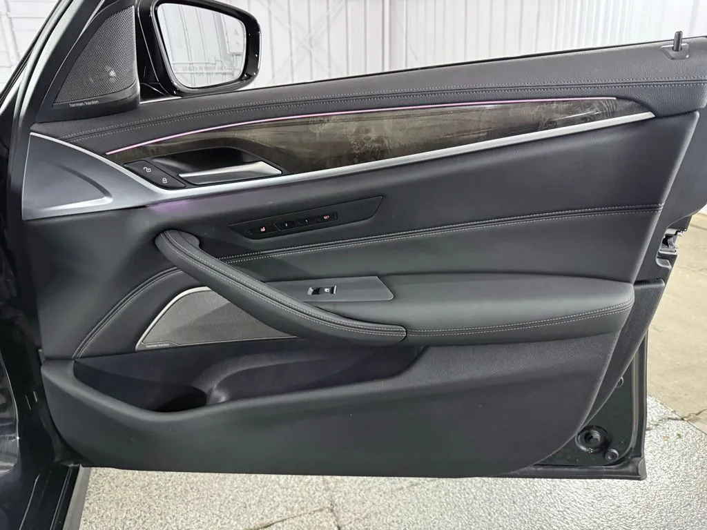 2023 BMW 5 Series M550i - Photo 31