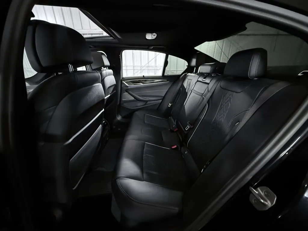 2023 BMW 5 Series M550i - Photo 23