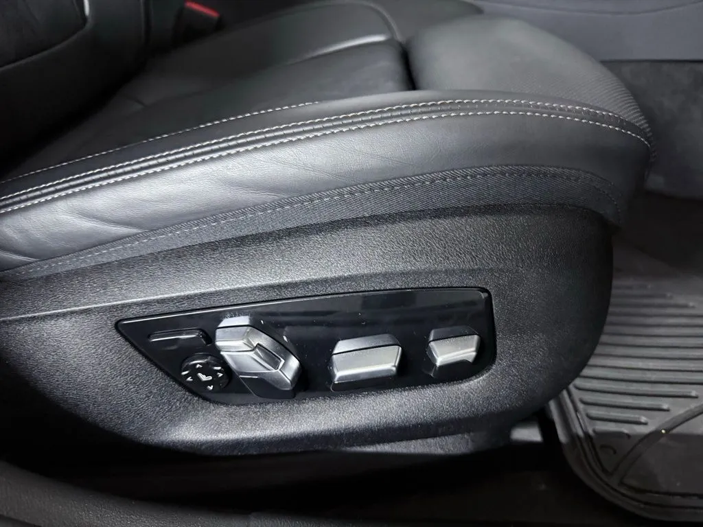 2023 BMW 5 Series M550i - Photo 30