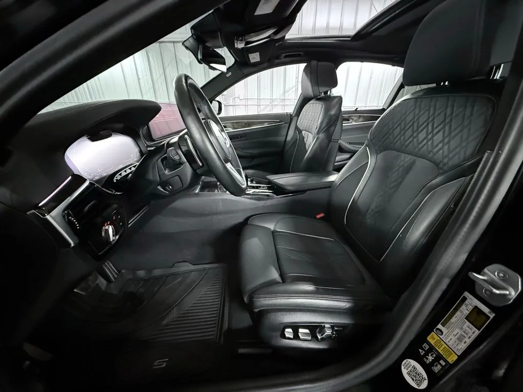 2023 BMW 5 Series M550i - Photo 19