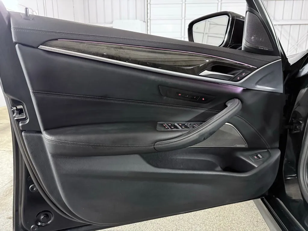 2023 BMW 5 Series M550i - Photo 21