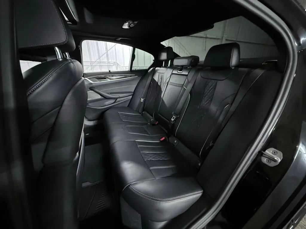 2023 BMW 5 Series M550i - Photo 22