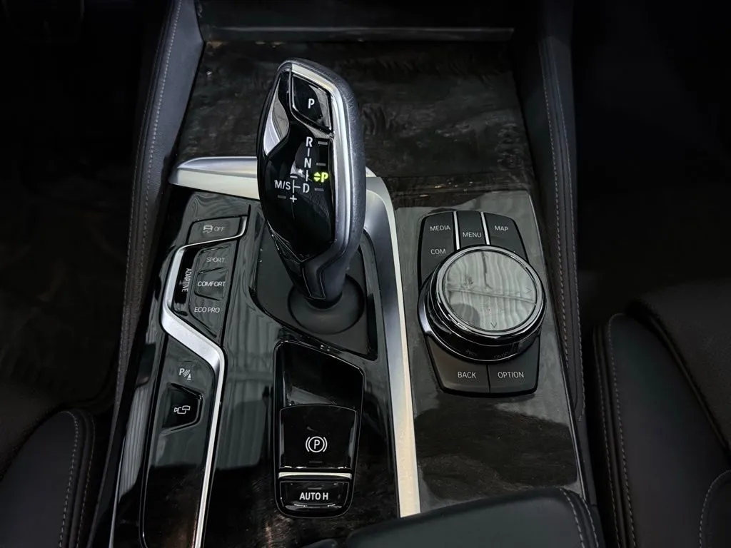 2023 BMW 5 Series M550i - Photo 37