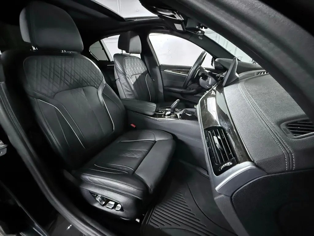 2023 BMW 5 Series M550i - Photo 28