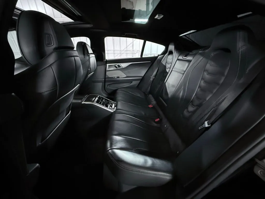 2023 BMW 8 Series M850i - Photo 22
