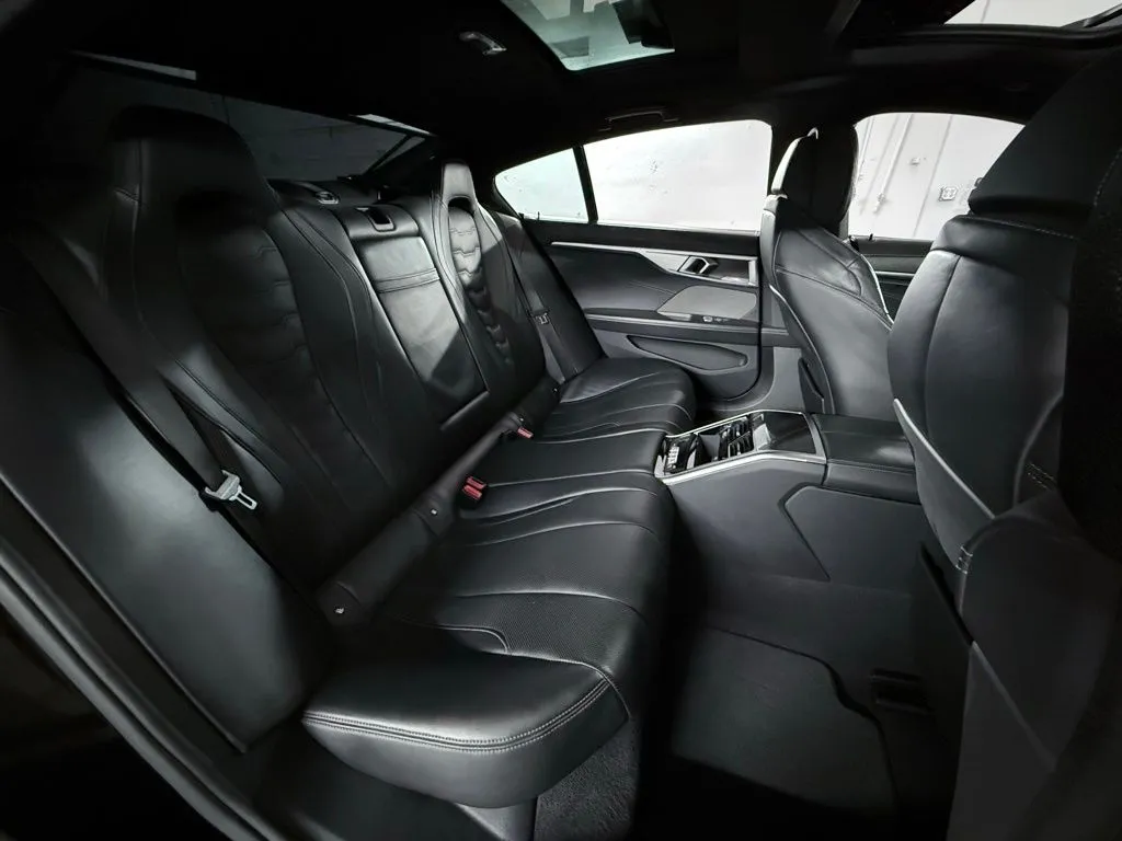 2023 BMW 8 Series M850i - Photo 24