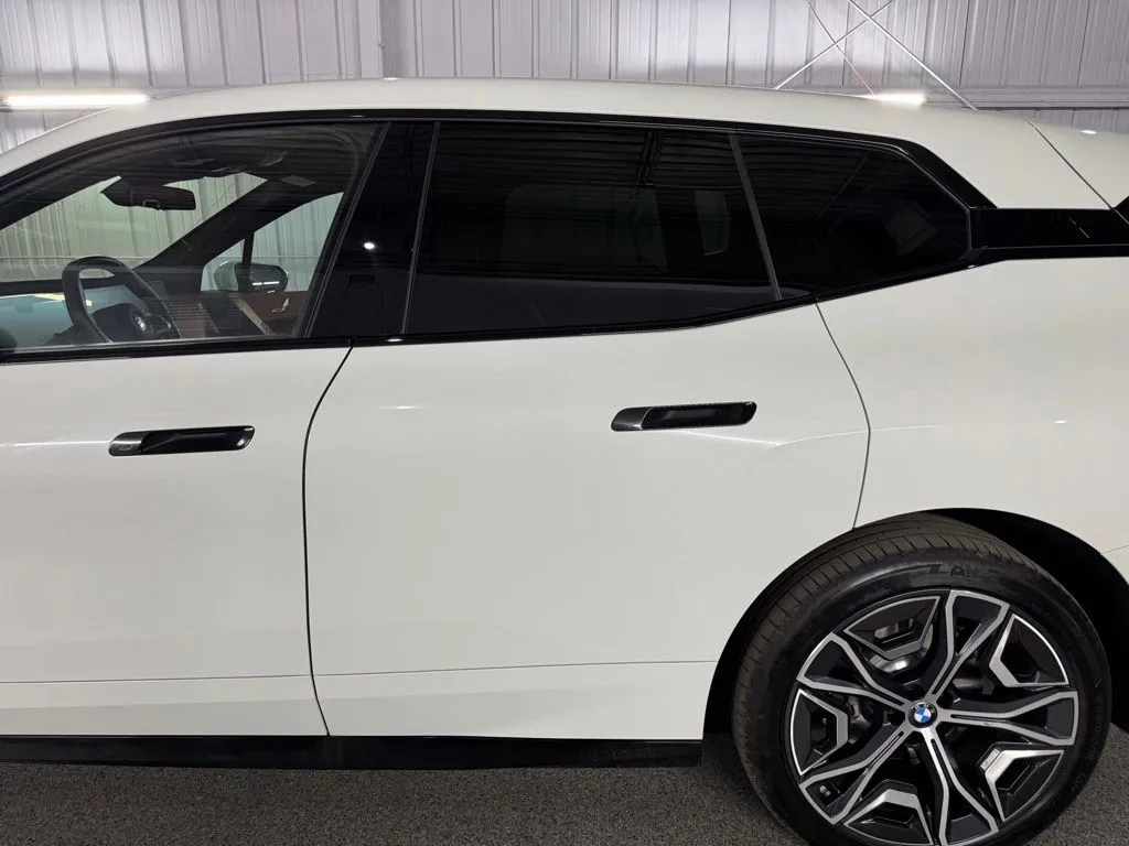 2026 BMW iX 45 - Photo 16