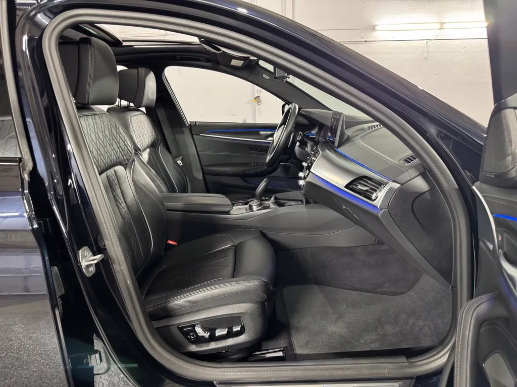2023 BMW 5 Series M550i - Photo 54