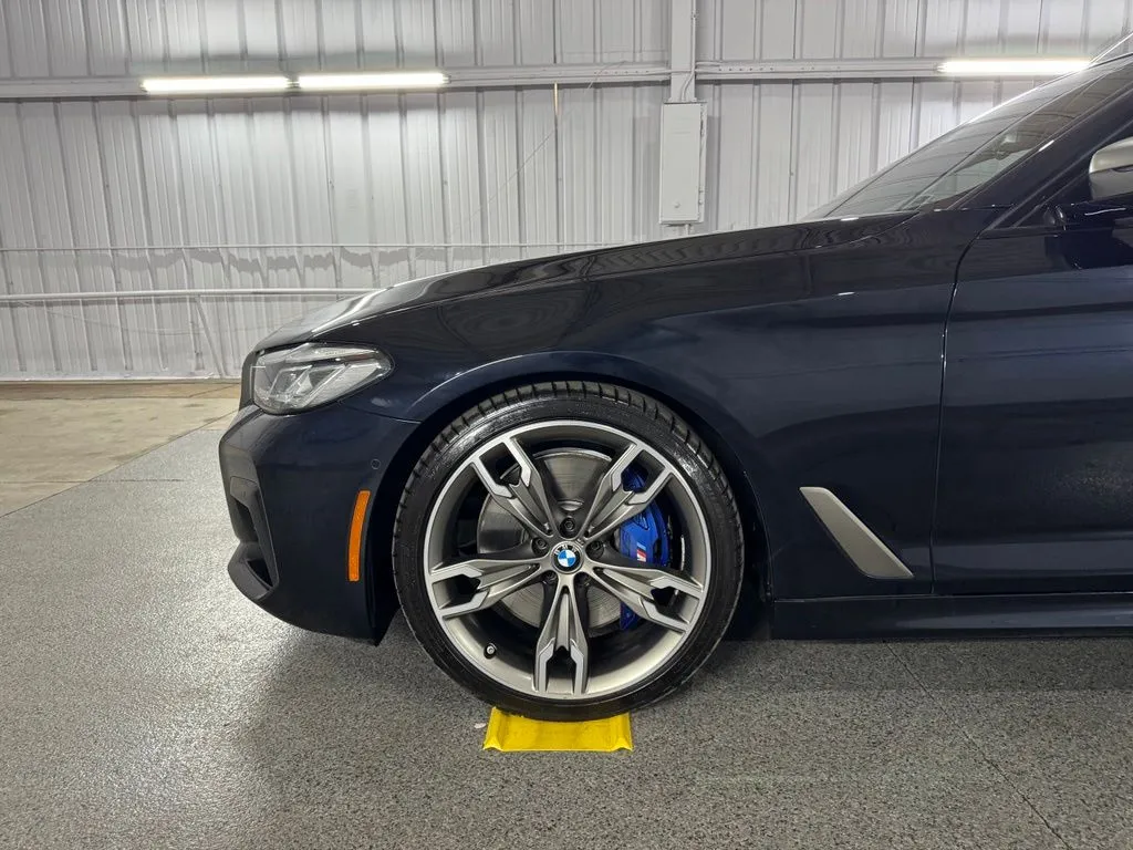 2023 BMW 5 Series M550i - Photo 16