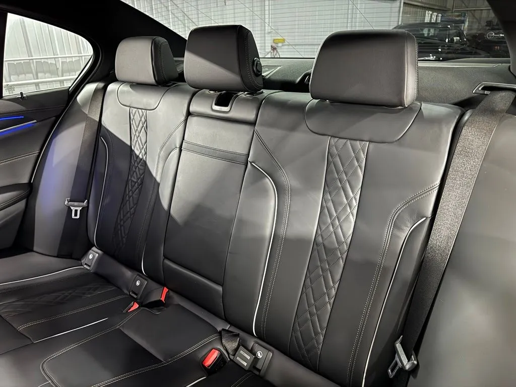 2023 BMW 5 Series M550i - Photo 47
