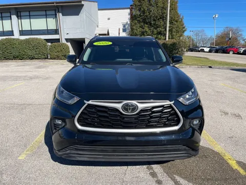 Photos of 2020 Toyota Highlander 4d SUV FWD XLE for sale in Frankfort, KY at EZ Car Connection