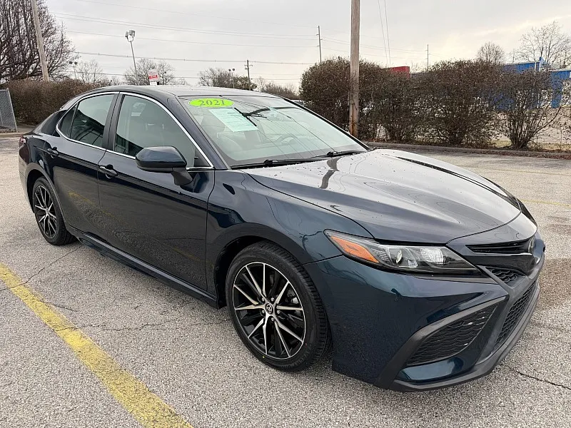 2021 Toyota Camry SE's photo