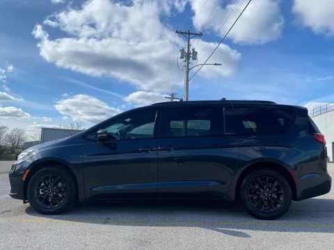 More photos of 2021 Chrysler Pacifica Touring FWD at EZ Car Connection, KY