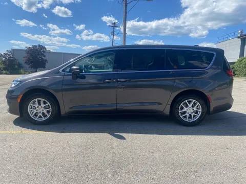 More photos of 2023 Chrysler Pacifica Touring L FWD at EZ Car Connection, KY