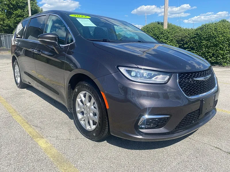 2023 Chrysler Pacifica Touring L's photo