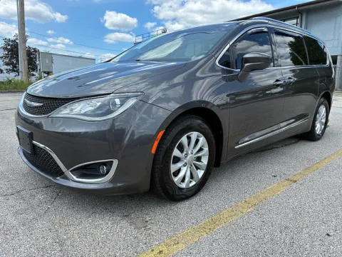 Another view of 2018 Chrysler Pacifica 4d Wagon Touring L for sale in Frankfort, KY at EZ Car Connection