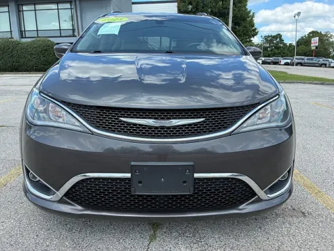 Photos of 2018 Chrysler Pacifica 4d Wagon Touring L for sale in Frankfort, KY at EZ Car Connection