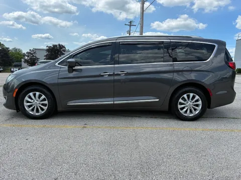 More photos of 2018 Chrysler Pacifica 4d Wagon Touring L at EZ Car Connection, KY