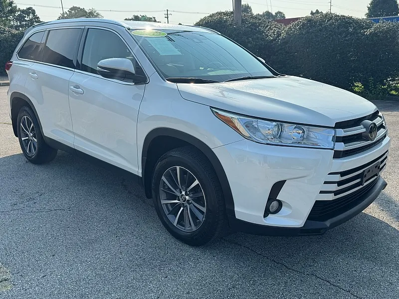 White 2019 Toyota Highlander 4d SUV AWD XLE for sale in Frankfort, KY