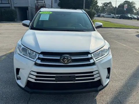 Photos of 2019 Toyota Highlander 4d SUV AWD XLE for sale in Frankfort, KY at EZ Car Connection