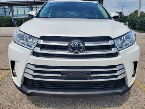 Photos of 2019 Toyota Highlander 4d SUV AWD XLE for sale in Frankfort, KY at EZ Car Connection