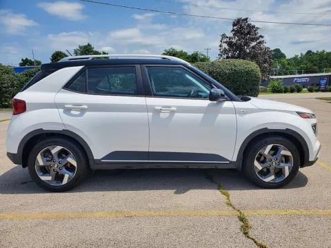 More photos of 2023 Hyundai Venue Limited IVT at EZ Car Connection, KY