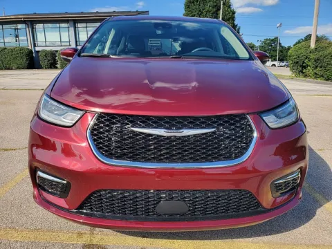 Photos of 2023 Chrysler Pacifica Touring L FWD for sale in Frankfort, KY at EZ Car Connection