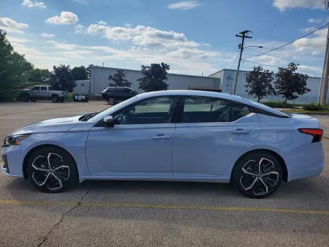 Photos of 2023 Nissan Altima 2.5 SR Sedan for sale in Frankfort, KY at EZ Car Connection