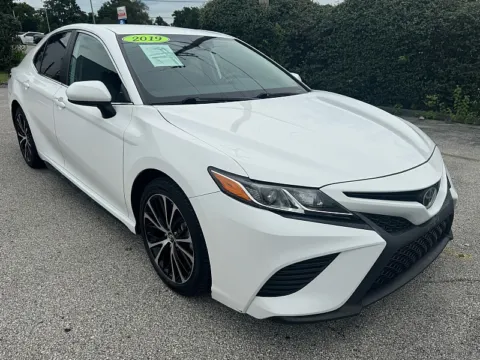 White 2019 Toyota Camry 4d Sedan SE for sale in Frankfort, KY