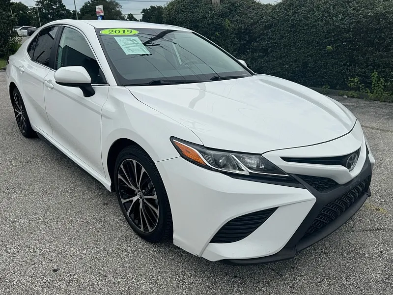 White 2019 Toyota Camry 4d Sedan SE for sale in Frankfort, KY