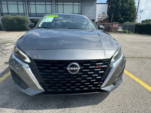 Photos of 2023 Nissan Altima 2.5 SR Sedan for sale in Frankfort, KY at EZ Car Connection
