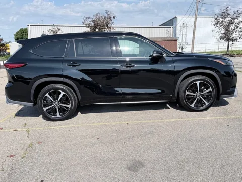 Photos of 2022 Toyota Highlander XSE FWD for sale in Frankfort, KY at EZ Car Connection