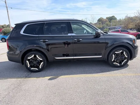 More photos of 2024 Kia Telluride S FWD at EZ Car Connection, KY