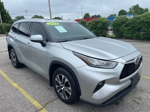 Silver 2021 Toyota Highlander XLE AWD for sale in Frankfort, KY