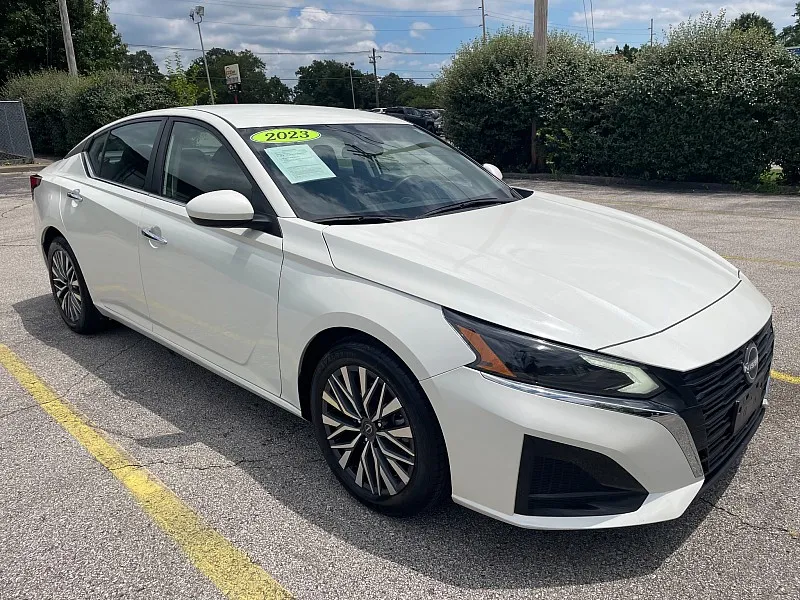 White 2023 Nissan Altima 2.5 SV Sedan for sale in Frankfort, KY