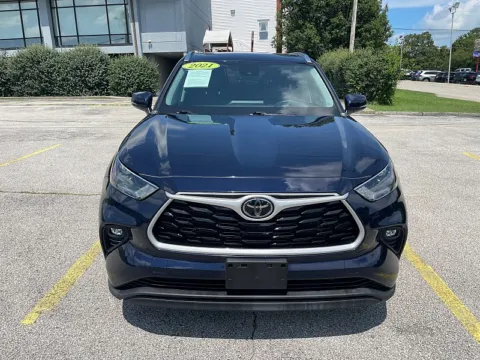 Photos of 2021 Toyota Highlander XLE AWD for sale in Frankfort, KY at EZ Car Connection