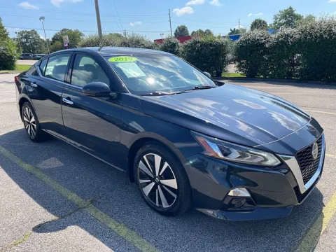 Gray 2019 Nissan Altima 4d Sedan FWD 2.5L SV for sale in Frankfort, KY