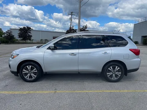 More photos of 2017 Nissan Pathfinder 4d SUV 4WD S at EZ Car Connection, KY