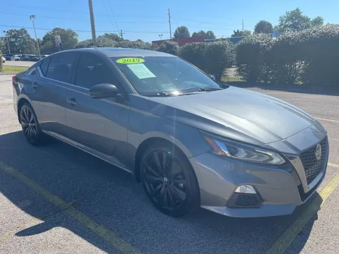 Gray 2019 Nissan Altima 4d Sedan AWD 2.5L SR for sale in Frankfort, KY