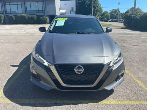 Photos of 2019 Nissan Altima 4d Sedan AWD 2.5L SR for sale in Frankfort, KY at EZ Car Connection