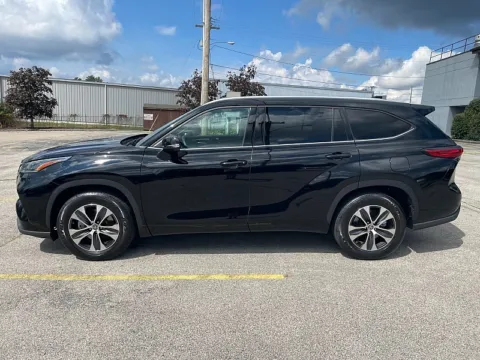 More photos of 2021 Toyota Highlander XLE FWD at EZ Car Connection, KY