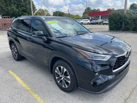 Black 2021 Toyota Highlander XLE FWD for sale in Frankfort, KY