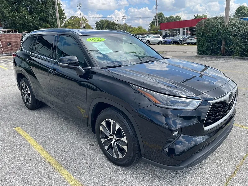 Black 2021 Toyota Highlander XLE FWD for sale in Frankfort, KY