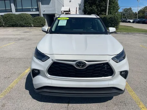 Photos of 2022 Toyota Highlander XLE FWD for sale in Frankfort, KY at EZ Car Connection