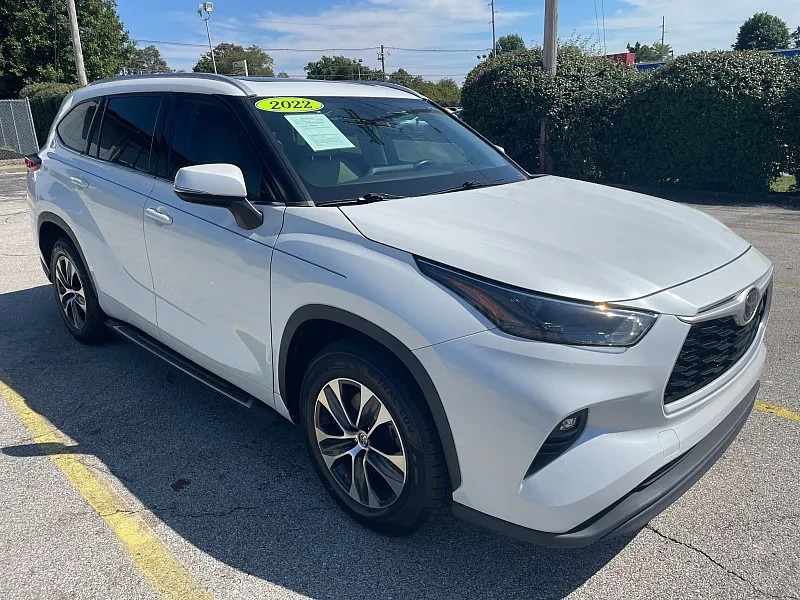 White 2022 Toyota Highlander XLE FWD for sale in Frankfort, KY