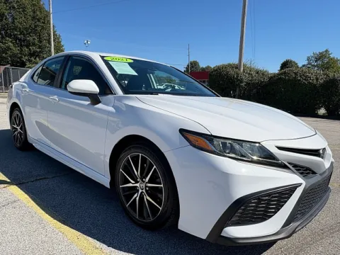 White 2021 Toyota Camry SE Auto for sale in Frankfort, KY