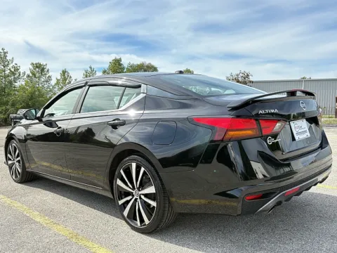 More photos of 2021 Nissan Altima 2.5 SR Sedan at EZ Car Connection, KY